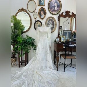 ✨ Vintage High-Neck Lace Cathedral Wedding Gown – Size 2
